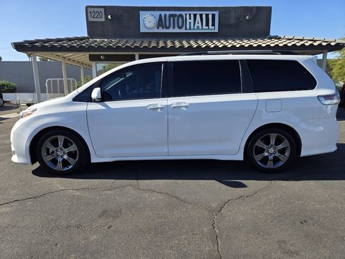 Used 2016 Toyota Sienna SE image 2