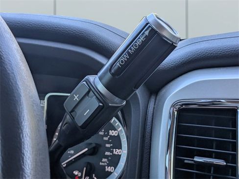 Used 2017 Nissan Titan SV image 30