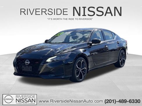 Certified 2023 Nissan Altima 2.5 SR w/ SR Premium Package FWD image 1