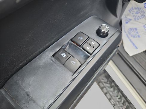 Used 2017 Toyota Tacoma SR image 21