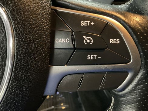 Used 2015 Dodge Challenger SRT Hellcat image 31