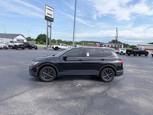 Used 2022 Volkswagen Tiguan SE FWD image 2