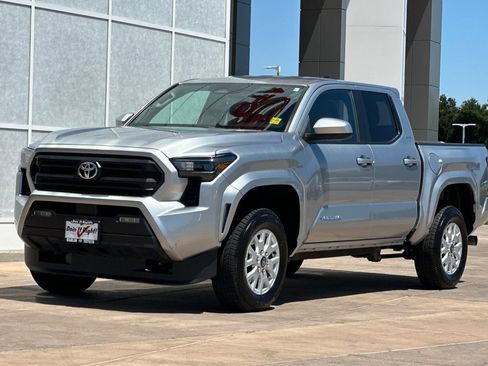 Used 2024 Toyota Tacoma SR5 AWD/4WD image 8
