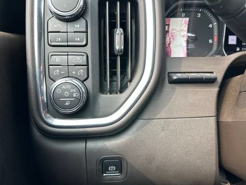 Used 2023 GMC Sierra 2500 Denali w/ Denali Ultimate Package AWD/4WD image 9