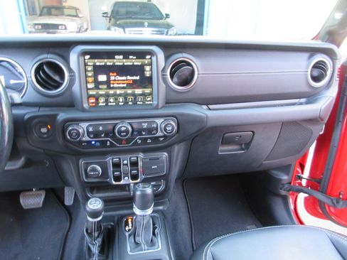 Used 2021 Jeep Wrangler Unlimited Sahara w/ Cold Weather Group image 43