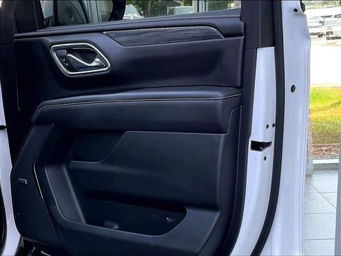 Used 2023 GMC Yukon SLT w/ SLT Premium Package AWD/4WD image 12