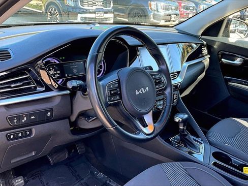 Certified 2022 Kia Niro LXS image 9