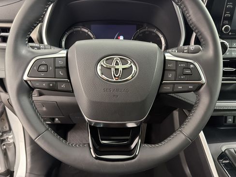 Used 2020 Toyota Highlander XLE AWD/4WD image 11