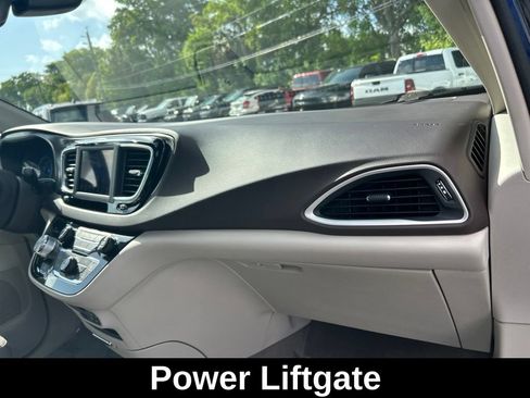 Used 2018 Chrysler Pacifica Touring-L FWD image 22