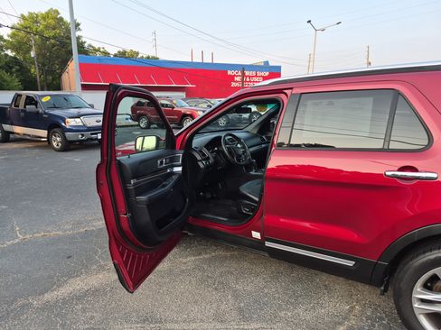 Used 2017 Ford Explorer Limited w/ Equipment Group 301A FWD image 10
