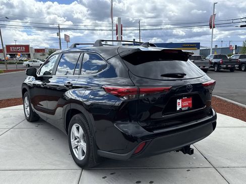 Used 2023 Toyota Highlander LE AWD/4WD image 5