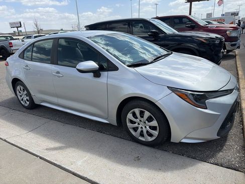 Used 2022 Toyota Corolla LE FWD image 3
