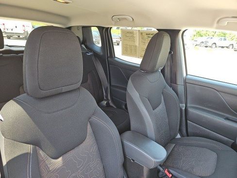 Used 2023 Jeep Renegade Latitude image 12