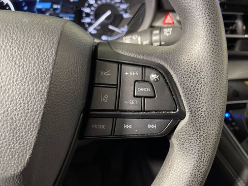 Used 2025 Toyota Sienna LE w/ LE Plus Package FWD image 29