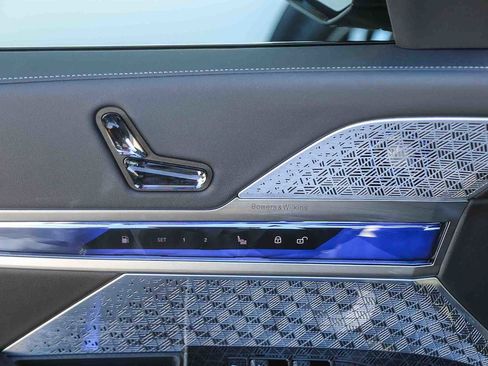 Used 2025 BMW 750e xDrive w/ Premium Package image 18