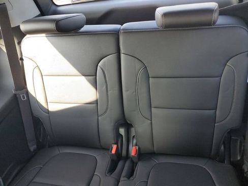 Certified 2023 GMC Acadia SLT AWD/4WD image 11
