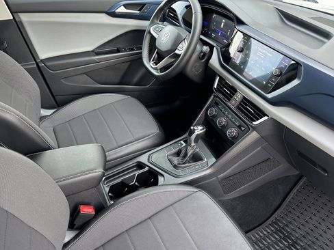 Certified 2022 Volkswagen Taos SE w/ Panoramic Sunroof Package image 17