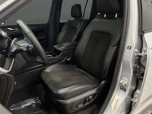 Used 2023 Jeep Grand Cherokee Altitude image 4