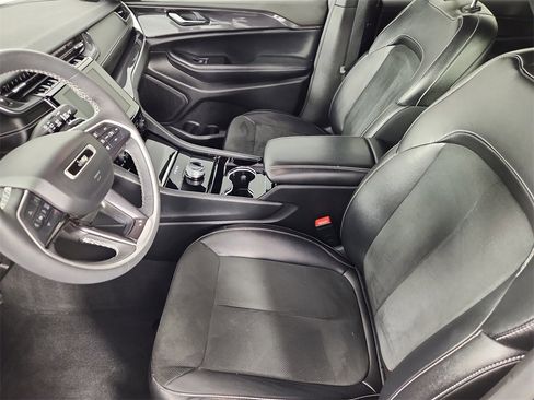 Used 2023 Jeep Grand Cherokee L Laredo image 10