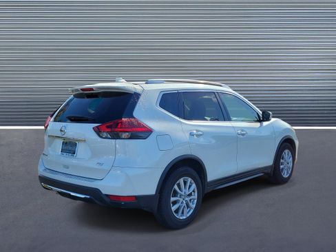 Used 2018 Nissan Rogue SV FWD image 3