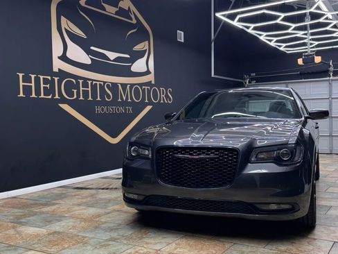 Used 2023 Chrysler 300 S RWD image 2