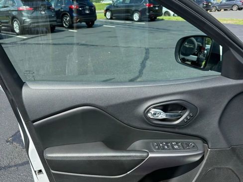 Used 2019 Jeep Cherokee Limited image 11