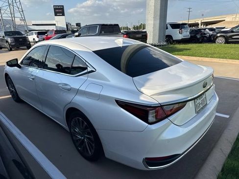 Used 2024 Lexus ES 300h w/ Technology Package FWD image 4