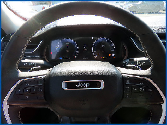 Used 2023 Jeep Grand Cherokee Limited w/ Black Appearance Package AWD/4WD image 15