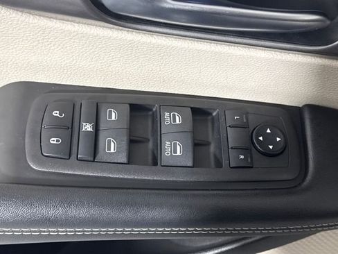 Used 2023 Chrysler Pacifica Touring-L FWD image 18