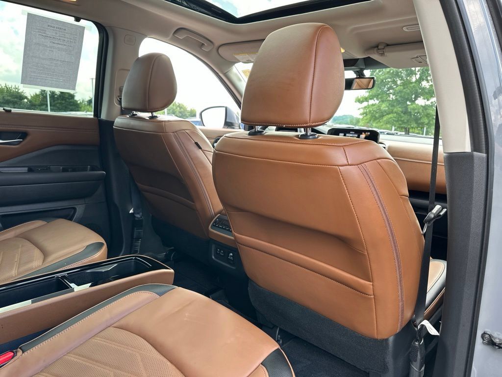 Used 2023 Nissan Pathfinder Platinum AWD/4WD image 31