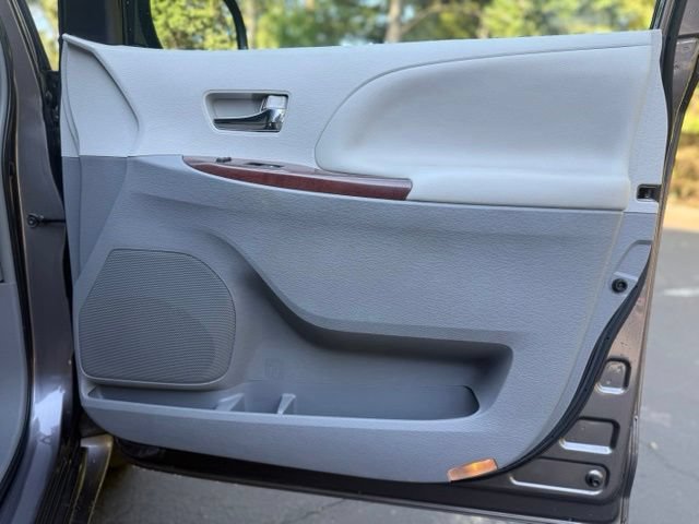 Used 2012 Toyota Sienna XLE FWD image 17