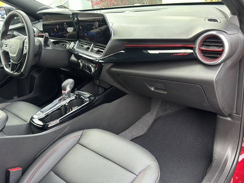 Used 2025 Chevrolet Trax RS w/ Driver Confidence Package image 11