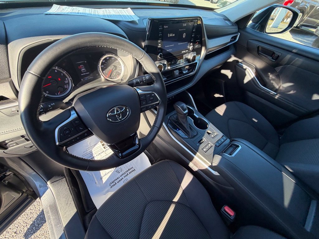 Used 2021 Toyota Highlander LE AWD/4WD image 13
