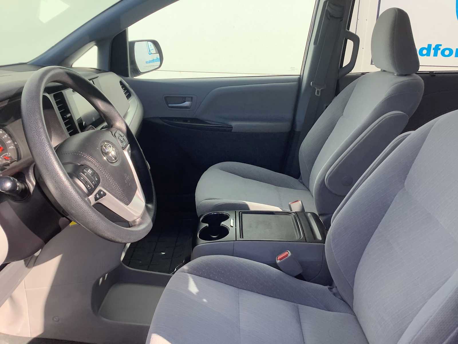 Used 2017 Toyota Sienna LE FWD image 2