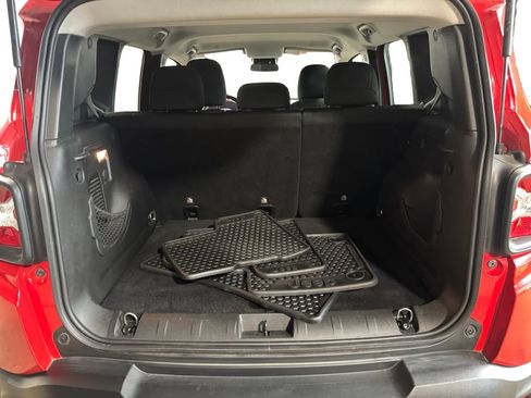 Used 2018 Jeep Renegade Latitude w/ Cold Weather Group AWD/4WD image 20