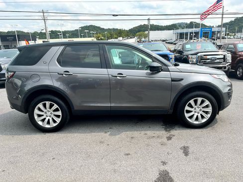 Used 2018 Land Rover Discovery Sport SE image 4