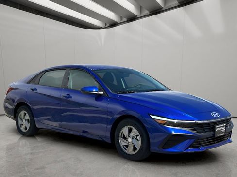 Used 2025 Hyundai Elantra SE w/ Cargo Package FWD image 5