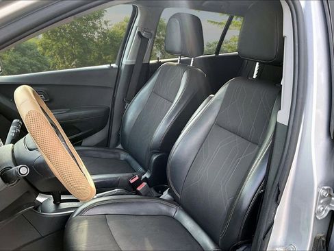 Used 2018 Chevrolet Trax LT w/ LT Convenience Package AWD/4WD image 24
