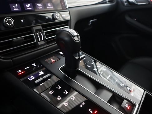 Used 2024 Porsche Macan AWD/4WD image 17