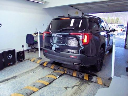 Used 2023 GMC Acadia SLT w/ Elevation Edition image 4