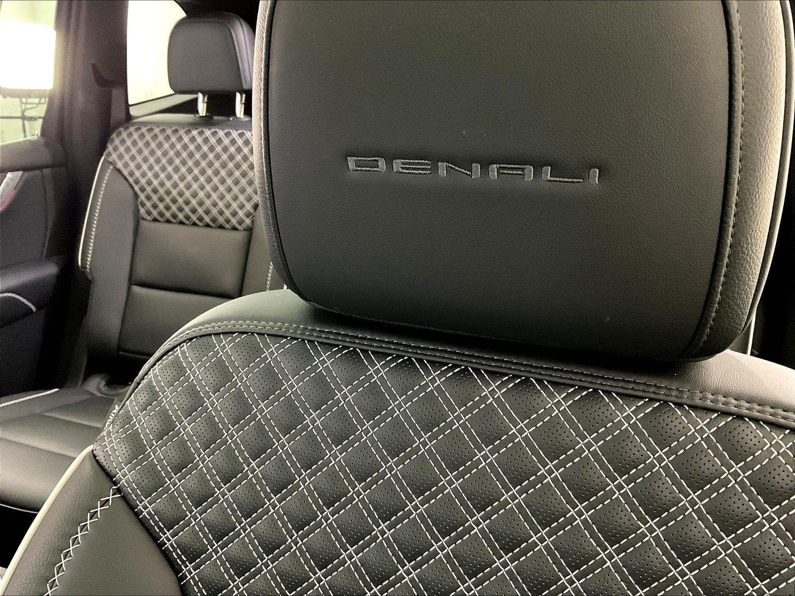 Used 2025 GMC Acadia Denali FWD image 37