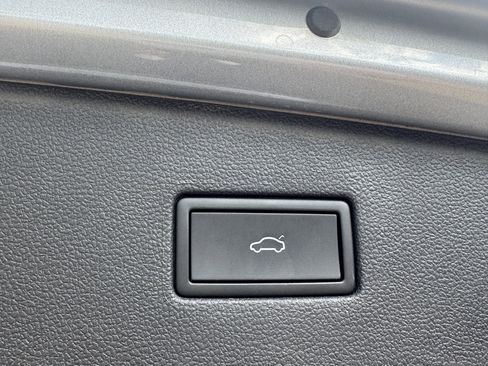 Used 2024 Volkswagen Tiguan SE image 7