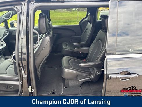 Used 2025 Chrysler Pacifica Select FWD image 19