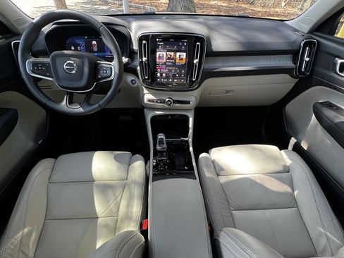 Used 2023 Volvo XC40 B5 Plus image 33