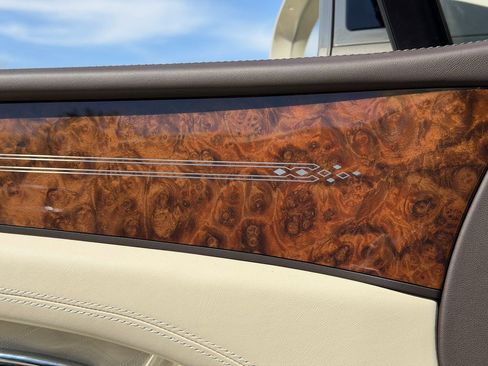 Used 2025 Bentley Bentayga image 17