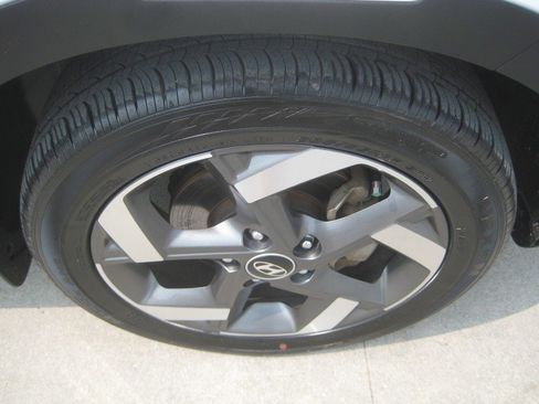 Used 2022 Hyundai Venue Limited image 9