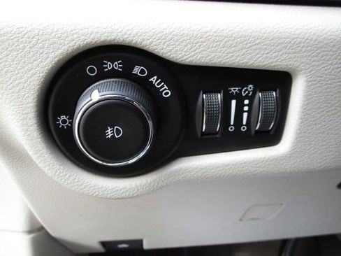 Used 2018 Chrysler Pacifica Touring Plus w/ Tire & Wheel Group image 18