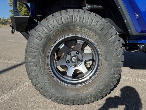 Used 2018 Jeep Wrangler Unlimited Sahara AWD/4WD image 11