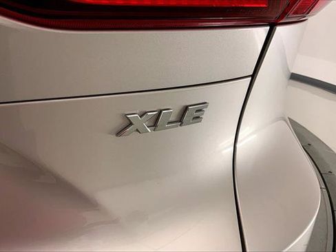 Used 2024 Toyota Venza XLE image 29