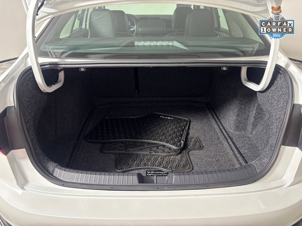 Used 2026 Volkswagen Jetta SE FWD image 24